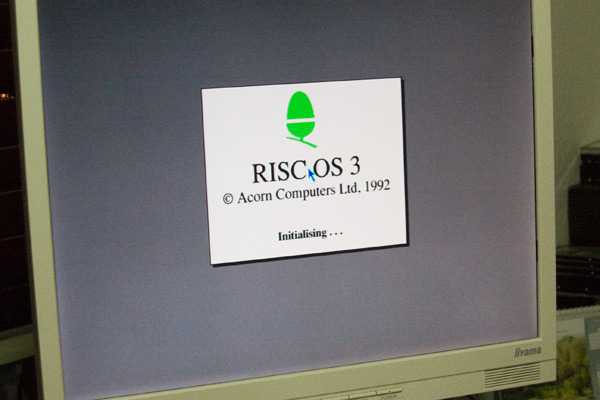 My A410/1 booting into RISC OS 3.11 desktop at 800x600@4bpp